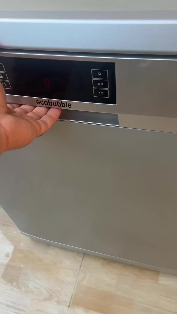 غساله صحون بوش اللماني جدا نضيفه  اي عيب ما بيه
جدا نضيف 3سلات و3 مرشات
***********
