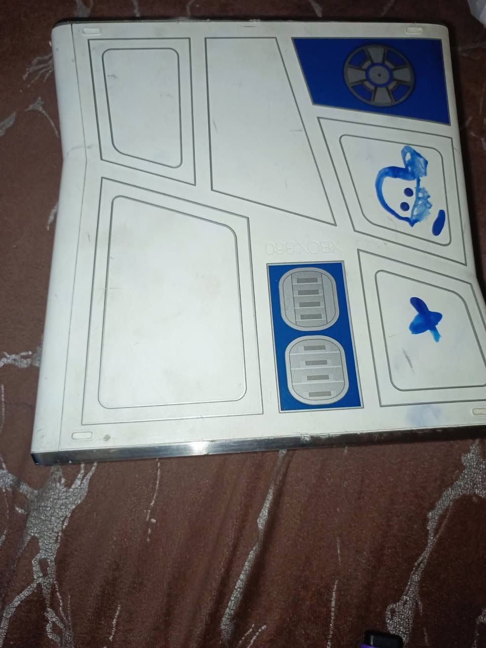 بلي 360 نضيف جدا معه كامل ملحقاته ألعابه هارد ويدات2 وكيبلات كامل مكمل بسعر120 وبي مجال المراسله خاص او على الرقم ***********
