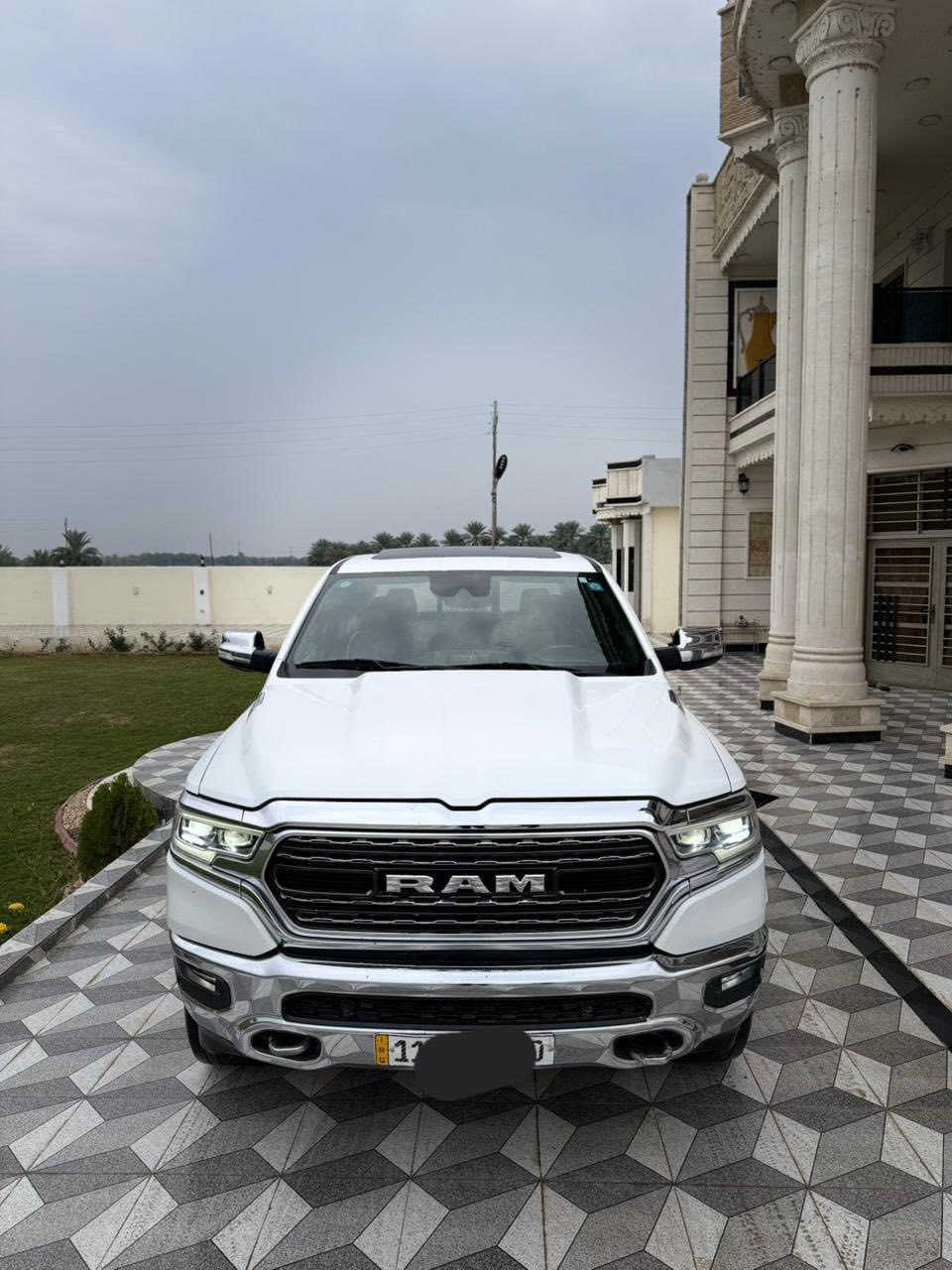 سلام عليكم دوج رام 2021 لمتد فول 1/1
فول مواصفات 
ماشيه 65الف ميل
فول فول 
دوج رام  لمتد 
المحرك : V8 5.7L .
السعر 360ورقه بيه مجال 

المواصفات :
* دفع رباعي 4x4. فور ويل
* نقطة عمياء. 
* استطفاف ذكي (اوتوپارك).
* دوسات جانبية كهربائية.
* المصابيح الأمامية زنون.
* كشافات الضباب زنون. 
* المصابيح الأمامية والمصابيح الخلفية LED. 
* دخول ذكي (بصمة). 
* تشغيل عن بعد.
* مقاعد من الجلد الفاخر. 
* المقاعد كهربائية مع ميموري.
* المقاعد الأمامية تبريد وتدفئة. 
* المقاعد الخلفية تبريد وتدفئة. 
*الستيرن تدفئه 
* شاشة كبيرة 12 أنچ.
* نظام ملاحة نفكيشن GPS.
* حساسات امامية وخلفية.
* 
* مانع تصادم خلفي. 
* مكيف خلفي.
*محدد سرعة.
* ويل كروم قياس 22 انج.
* * شاحن موبايل لاسلكي (واير ليس).
* الشباك الخلفي كهربائي. 
* المرايا الجانبية تدفئة. 
* باب الصندوق كهربائي.
* .*
* امكانية تعديل ارتفاع دواسات البنزين والبريك.
* هاند بريك كهربائي.
* جوبلسات جگات تصعد وتنزل 
* حساسات امامية. 
* حساسات خلفية. *
* مرايا مع خاصية التعتيم الذاتي. 
* مساحات تخزين إضافية 
مكان بغداد الحسينية 
الحادث بسيط جداً موضح بالصور

*********** بدون واتساب
