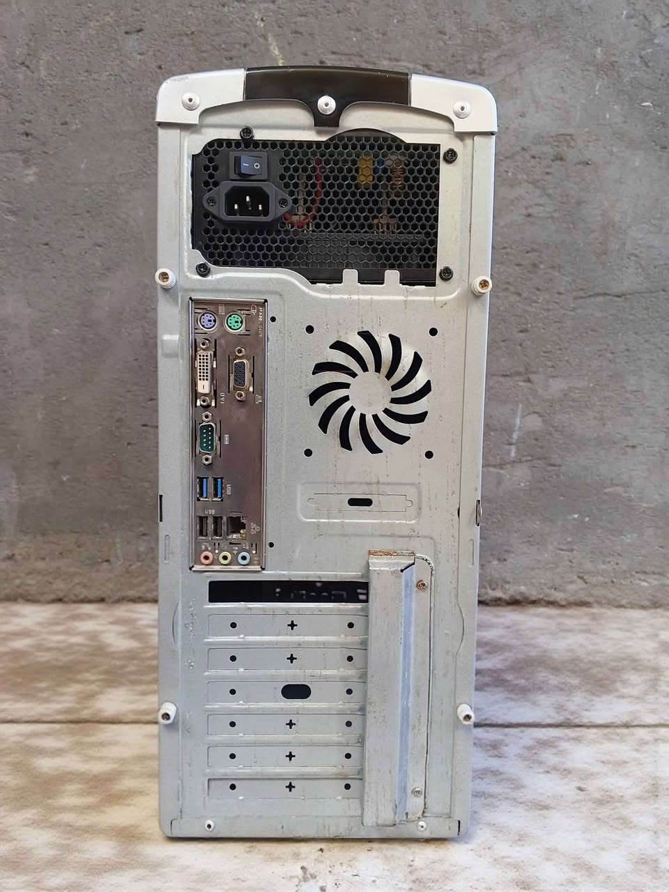 السلام عليكم كيس PC جيل رابع
مذربورد Gigabyte H81M
معالج Core i5 4460
رام 8G DDR3 
تخزين 500G HDD
كيس LG 
باوى سبلاي Mass 550W
هداية كيبورد RGB و ماوس لوجيتك
سعر 140 و بيها مجال
يوجد توصيل 6الاف محافظات و 5الاف بغداد ناصرية, ذي قار


**إذا كنت صاحب هذا الإعلان وتريد حذفه لأي سبب، رجاءا أرسل رسالة إلى الدعم الفني**