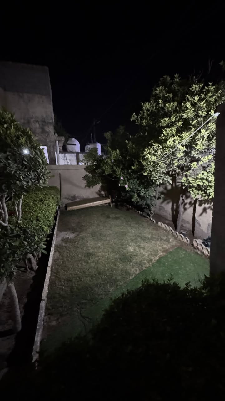 السلام عليكم دار للبـيع المساحة 240 طابو ملك يحتوي 3 غرف + مطبخ وحمام عدد 2 خارجي وداخلي العنوان ديالى بعقوبة حي المعلمين شارع مطعم الوان السعر مناسب الاستفسار الاتصال واتساب او هاتف ***********
