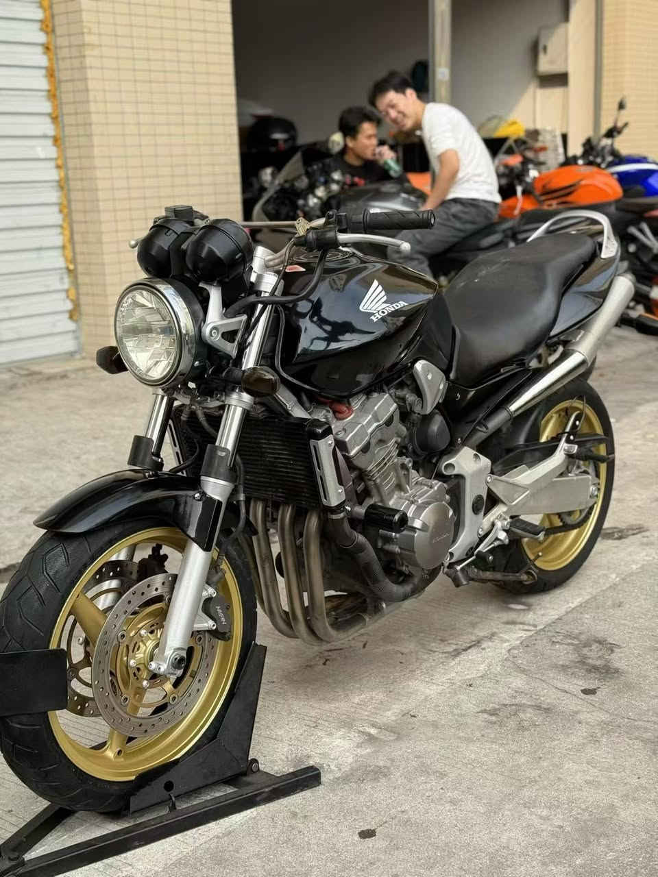 صباح خیر اعزا  کرام 
هس هنانە صباح 
Honda hornet 
919
٢٥🔒
***********
