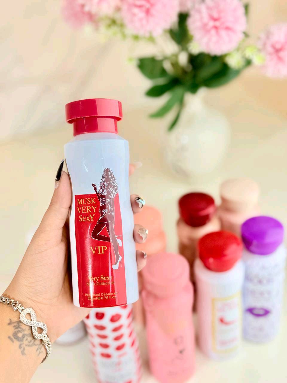 مجموعة من البخاخات المعطرة للنساء من مجموعة "موسك فري سكسي". تتميز بروائحها الجذابة والمغرية التي تضيف لمسة من الأناقة والإثارة. مثالية للاستخدام اليومي أو في المناسبات الخاصة. كل عبوة تحتوي على 200 مل من الرائحة الفواحة والناعمة التي تدوم طويلاً.