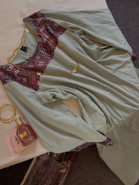 فساتين • فستقي 40/42 • وردي/أحمر 44/46