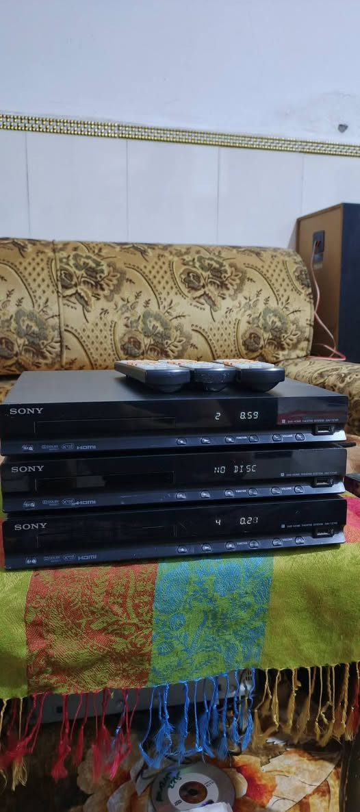 السلام عليكم .
اجهزة مضخمات سوني مسرحي حديث HD .
كهرباء ٢٢٠ فولت كل جهاز يشغل ٦ سماعات 
نظافة فووول .يشغل سماعات نظام ٨ اوم .
 يعني حتئ سماعات السيستمات تشتغل عليه . صوت قوي + بيز فدشي روعة .
اجهزة بلادية شرط و شغالة بالكامل ..
فقط الي بالوسط باب القرص بيه مشكلة ما يفتح 
مع كل جهاز ريموت تحكم و كيبل HD للشاشة .
اخراج الصوت الكلي للجهاز ٣٠٠ واط يحتوي علئ قرص DVD و CD و MP3
 ادخال اواكس تكدر تربط عليه النقال او الشاشة 
  فلاش رام ..مشغل صوت و مشغل فيديو كذلك 
 راديو FM  .
مع خاصية ايكولايزر للتحكم بنغمة الصوت و تقسيم للسماعات التي تعمل بالنظام المسرحي المحيطي و نظام الاستيربو عالي الوضوح .
سعر الجهاز ٥٠  الف نهائي واصل لمكانك بلا احراج رجاءا .
اي استفسار او للمراسلة موجود خاص او 
*********** البصرة .موجود توصيل شركة .
