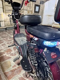 السلام علبكم. دراجه شحن اربع بطاريات جديده نسبه النضافه95بل ميه الدراج...