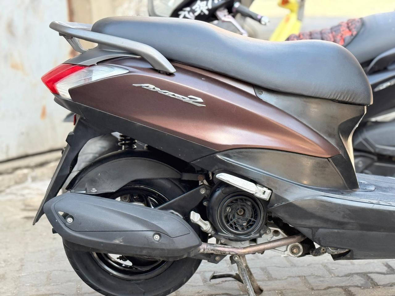 سلام عليكم
اكزز z 
دراجة جديدة جداً 
ومابيها اي نقص 
كبل تشغل وتتوكل 
ناعمة مينسمع صوتها 
مكفولة 
وين ميعجبك وديها 
ماشية شي قليل 
كلها شغالة 
مابيها اي عيب 
سعرررر مليون 100 
وبيها مجال للطيبين 
مكاني بغداد 
للاستفسار 
***********
اتصال فقط
