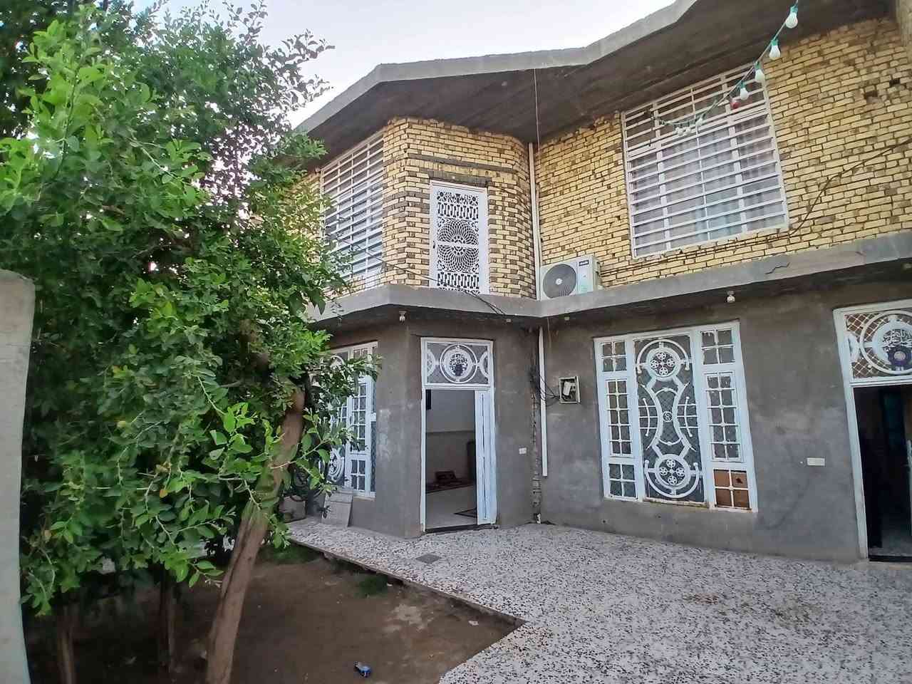 السلام عليكم بيت للبيع واسط حي الحكيم نزله الوائليه يحتوي على ست غرف نوم وصاله واستقبال وصحيات وطرمه وحديقه وكراج المساحه 200 طابو زراعي سنه 25 مرقم من قبل البلديه البناء طابوك قاطين كافه خدمات من ماء ومجاري وكهرباء  وتبليط يبعد عن لشارع 250 السعر خاص المراجعه دلاليه  سيد حيدرعنوان لمكتب نزلت شهيد نزار صاير فرعي***********
