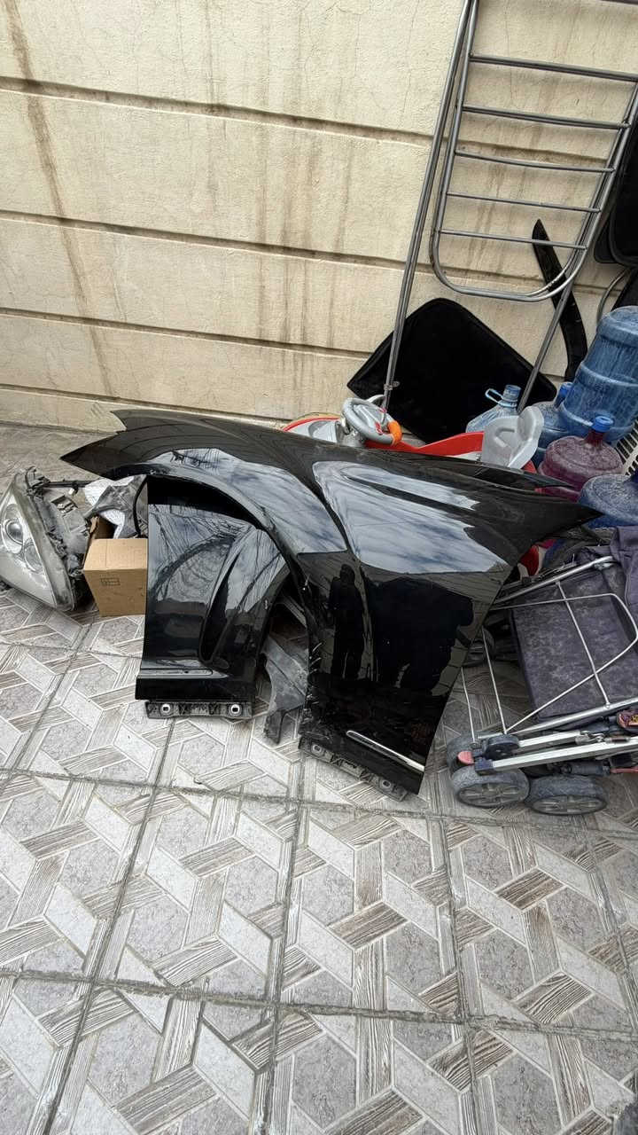 غراض مارسدس اس للبيع شباك نايت فجن ودعامية امامية كاملة ولايتات نايت فجن وزنون كلشي شغال بيهة ومري جانبية كهرباء وجاملغات امامية بس مو كلش نظاف لون اسود بدون شذرة قيم واخذ بالي يرضة الله مكاني بغداد ***********
