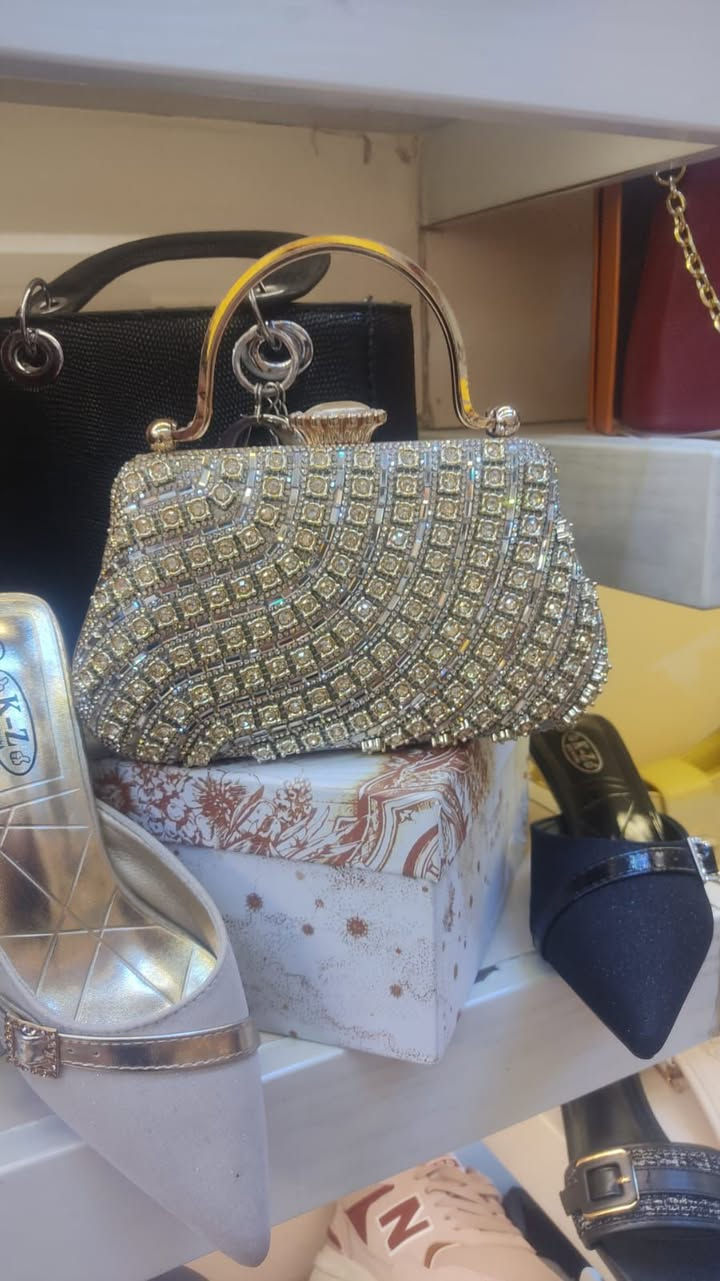 فستان ملبوس مره وحده يجنن بل لبس الوان بصلي ابيض يكون من فوك ستن اصلي جوه جرجيت قياس يلبس 44 ٫46٫48العنوان بغداد توصيل عندي سعره مناسب عندي جنطه جديده ويايه


**إذا كنت صاحب هذا الإعلان وتريد حذفه لأي سبب، رجاءا أرسل رسالة إلى الدعم الفني**