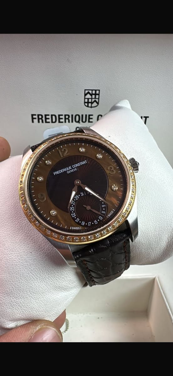 السلام عليكم شباب وينهم الي يردون اصلي فريدرك ذهب عيار18وماس شركه 52ماسه بساعه كامل مرفقات وكرنتي مختوم بيع وشراء التفاصيل اتصال واتساب ***********
