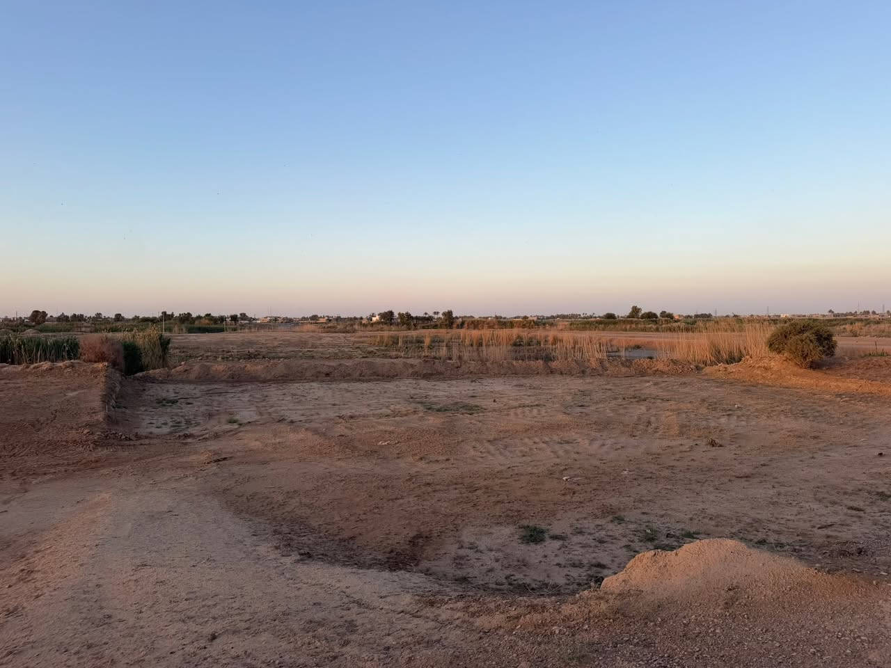 🌿ارض 4 دونم للبيع إطلالة مباشرة على الشط! 🌿

يعلن مكتب عقارات زنكورة عن عرض مميز لأصحاب الذوق الرفيع والمستثمرين، أرض بمواصفات ملكية تمتد من السدة وصولاً إلى ضفاف النهر.

📍 الموقع:

الأنبار - الرمادي - زنكورة (بعد مزرعة الشيخ إحسان)، موقع استراتيجي يجمع بين الهدوء والجمال.

📐 تفاصيل العقار:

• المساحة الإجمالية: 4 دونم.
• الواجهة: 40 متر.
• الوضع القانوني: 2 دونم طابو زراعي (سند 25).
• الخدمات: المنطقة مخدومة بالكامل (ماء، كهرباء، طرق).

✨ المميزات والاستخدامات:

تعتبر هذه الأرض الخيار الأمثل لتكون:
1. مزرعة VIP: بفضل موقعها المباشر على الشط وتربتها الخصبة.
2. مشروع استثماري: موقع حيوي ومميز يضمن نجاح أي مشروع سياحي أو ترفيهي.
3. مشروع زراعي: مساحة واسعة وخدمات متوفرة للإنتاج الزراعي.

عقارات زنكورة - وجهتكم الأولى للعقار.

لديك عرض أو استفسار؟ لا تشيل هم! 💬
فريقنا بانتظار تواصلكم للرد على جميع طلباتكم بكل اهتمام.
📲 اتصل أو أرسل لنا عبر الأرقام:
***********
***********
🏛️موقع المكتب ⏬️⏬️
أو زيارة موقعنا :  الرمادي_ ناحية اليرموك (زنكوره سابقاً)_ المفرق  /مقابل جامع هادي البشير (البمرعي)

#مكتب_عقارات_زنكورة 🕹️
 #ناحية_اليرموك_زنكوره_سابقاً
