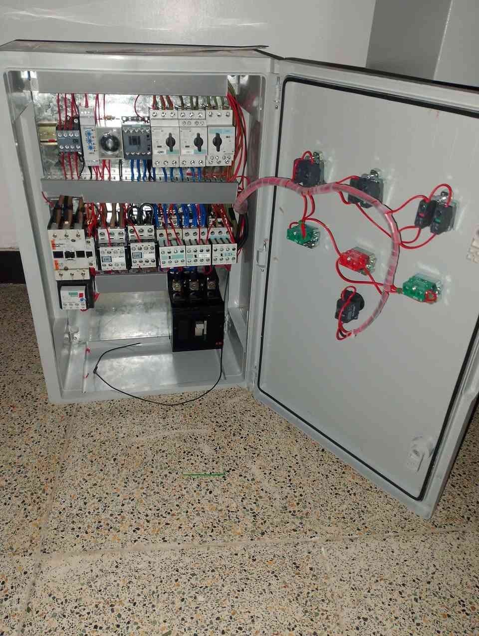 سلام عليكم عمل اليوم بورد خباطه مركزيه او معمل كونكريت سيف كهربائيّ اي استفستار او طلب بورد منزلك او معامل  احنه حاضرين  *********** هاتف او واتساب
