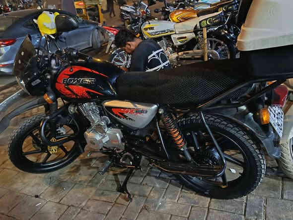 دراجه بوكسر محرك سيفان زيرو كامله وجاهزه دراجه رقم بغداد انكليزي لوحتين موديل ٢١ شهر ١١ سعرها ١٤٠٠ بيها مجال مكان بغداد مدينه صدر ***********
