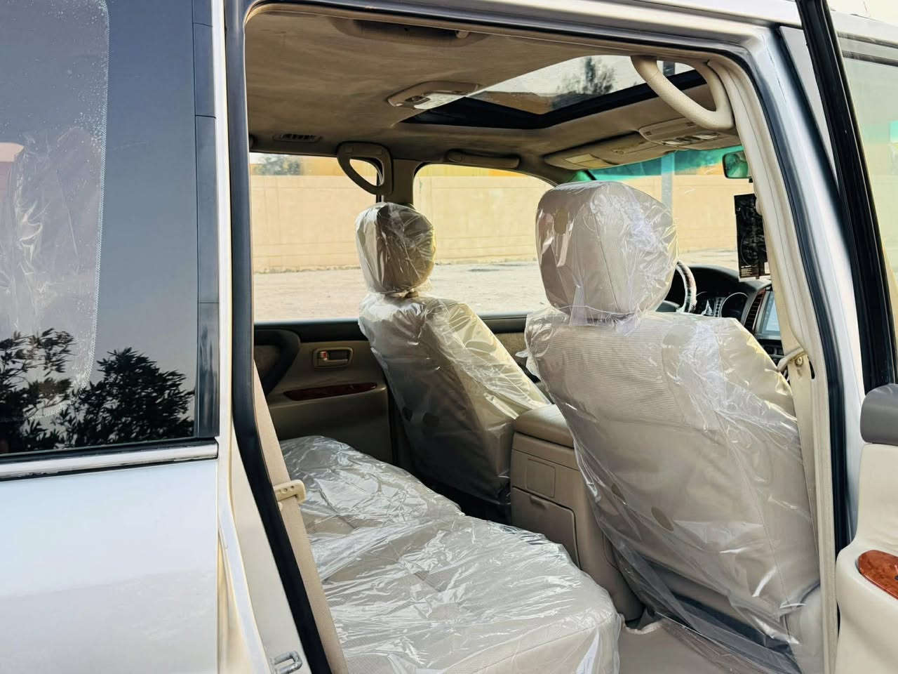 #بيع_مناسب
سلام عليكم تيوتا لانكروز 2007 فول مواصفات 1/1 خليجي الكويتي
مكفوله كافه الاصواليات والضربه فقط رش بنيد وجاملغ طخه بسيطه جدا بدون اي ضرر داخلي سياره جديدا معنى الكلمه  داخل عسلي صاج  ثلاجه داخليه 7راكب 3قطع تبريد ثلج شاشه كامره زراكات لايت رقم بصره الدولي سنويه وهزه 2031 جاهزه مكينه وكير وحداديه وتخم تاير اي نقص مابيه 
دبل تانكي منضومه غاز  تعمل السياره بالغاز والبانزين  عنواني البصره الاستسفسار ***********

سعرها مناسب بالعافية علياخذها
لمعرفه السعر سوي تعليق على سوق بغداد أون لاين ـــــــ Baghdad Market Online
