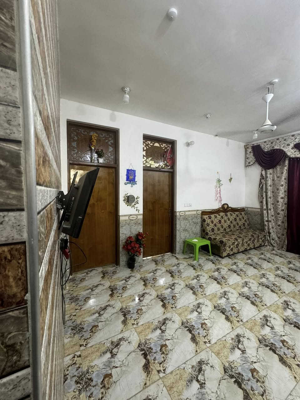 السلام عليكم دار للبيع المساحه 540م طابو زراعي سند 25 تحويل مباشر بسم المشتريي 
يحتوي على حديقة - استقبال -كلدور-مطبخ- غرف نوم العدد 2

مجمع صحيات داخل وخارج. :: البناء سنة 2024 طابوق كونكريت 

موقع الدار الحله الوردية خلف معمل البركة  علماً ان الدار يقع على شارعين  /منطقه سكنية وكافة الخدمات متوفرة 

علماً ان للدار منفذان للدخول اليه من جهة النائب حبيب الحلاوي 

ومن جهة  معمل البركة. ( السعر. 100 مليون قابل للتفاوض)

 للاستفسار اكثر الاتصال. ‭0783 863 5978‬
