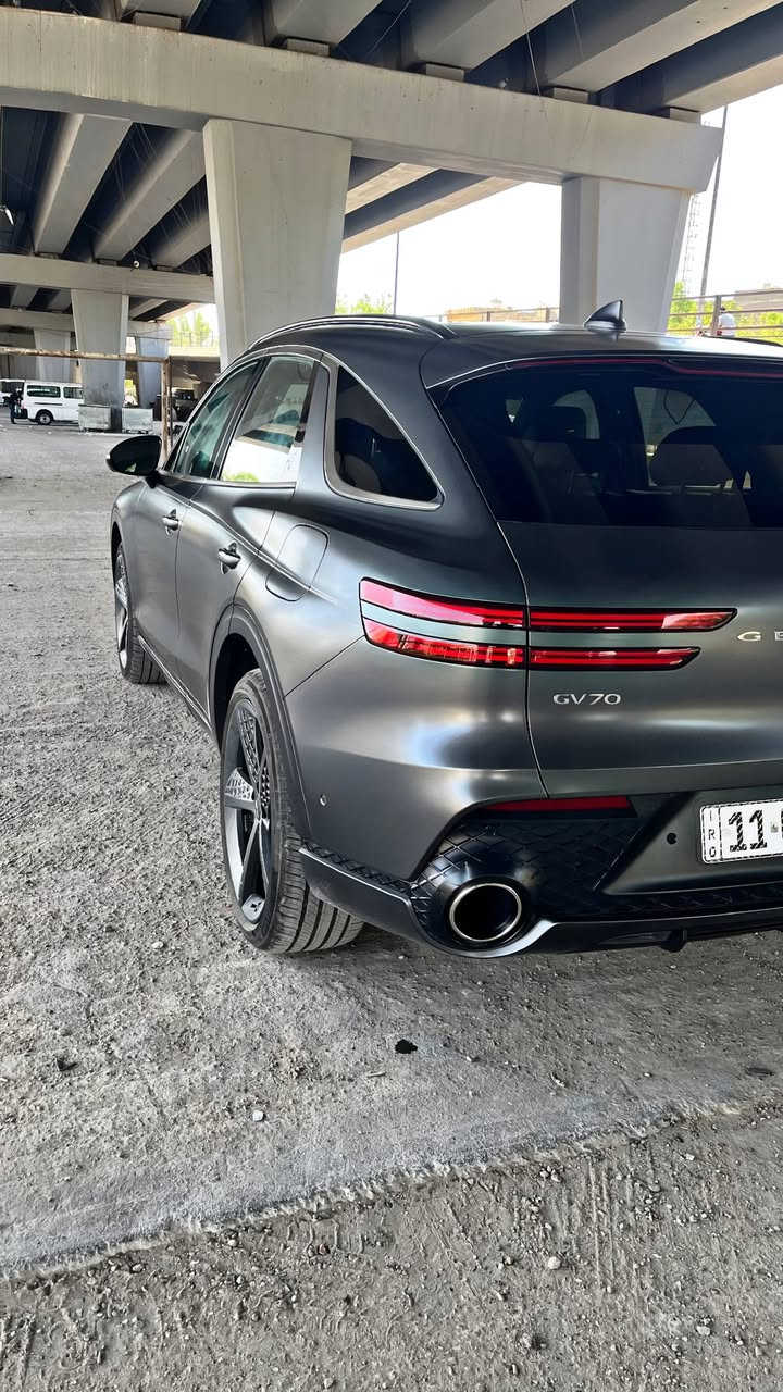 جينسس GV70 موديل 2023 محرك 6 سلندر 3.5 تون تيربو TwinTurbo
الفئة سبورت برستيج اعلى فئة للاخير (Sport Prestige)
اللون رمادي طافي (اصلي مو تغليف)
رقم بغداد الانگليزي بأسمي
العداد 19 الف كيلومتر وليس مايل

صورة الحادث مرفقة.. جاملغ خلفي عكس السايق وضرر بالبوب بنفس الجهة متبدلات (جميع الايرباكات سليمة)

بالنسبة للمواصفات متخلص وكاملة للاخير.. وال 6 سلندر سبورت برستيج لا تُقارن ويه غير فئات

بالنسبة للادامة والاضافات:
1- السيارة ماشيه 5 الاف كيلو فقط بالعراق على بانزين سوبر ودهن اصلي
2- بروفايلات الشاشة مفتوحة + بصمة الاصبع فعالة + نظام الشاشة محدث اخر اصدار بتاريخ 2026/5
3- ادامة لمنظومة البانزين والاحتراق بمنتجات Lucas الامريكية
4- فلتر التبريد جديد وكالة
5- فلاتر الشوتة (عدد 2) جديدة وكالة
6- الباتري جديد وكالة
7- كامرة داش كام 4K امامي وخلفي مربوطة وكاملة وياها رام 128GB
8- اكسسوارات اضافية

السعر 310 ورقة مجالها شي بسيط
المكان بغداد الكرخ للاستفسار اكثر مراسلة واتساب *********** او على الخاص
