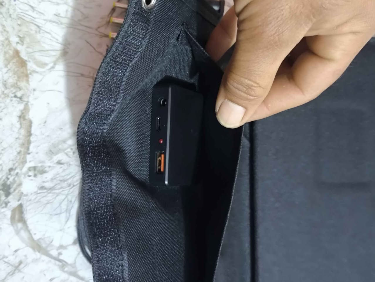 شاحن طاقه الشمسيه يشحن الاجهزه الكترونيه مثلن الابتوب والروتر والتليفون وكثير الاستخدامات وبطاقه شحن 100 واط للاستفسار اكثر اتصل على الرقم *********** عمارة, ميسان
