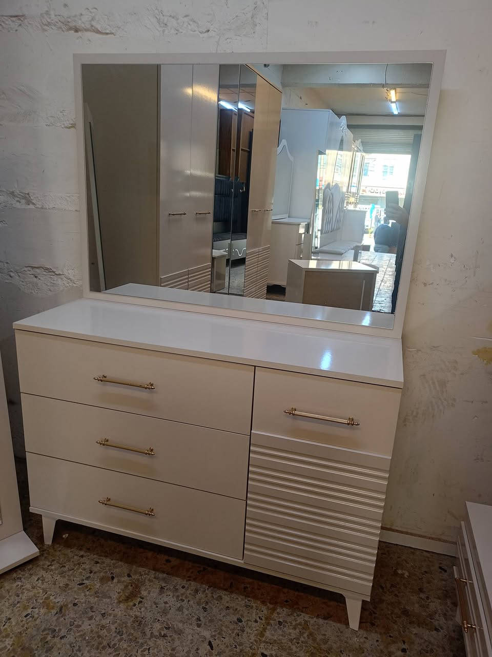 غرفه تركي ماركه نضافه 100.100  10قطع مع دوشك العنوان القادسيه قرب جامع علي بن ابي طالب معرض الشكور 
*********** واتساب
