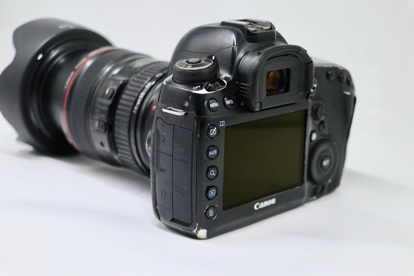 كأمره كانون   (💣 ✨5D Mark 4 📸💣)
مع عدسه 24-105 رنك احمر فول فريم 
نضافه 80/100 كامل ملحقات
1- رام 32✅
2- حقيبه✅
3- حزام كتف✅
4- شاحنه اصليه ✅
5 بطاريه اصليه ✅ 
6- توصاله نقل صور ✅
يوجد توصيل كل العراق 🚚 السعر (⬅️950 الف ➡️) 
 ***********
