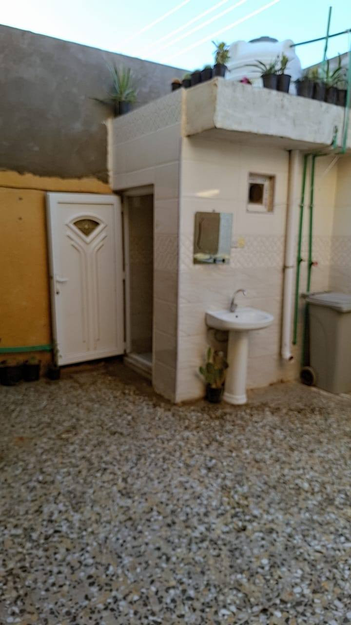البيت للبيع اومراوس مساحة اقل منه المحمودية حي الشهداء ق،ب النهر مساحة ١٢٦ متر الاستفسار على واتساب *********** و ***********
