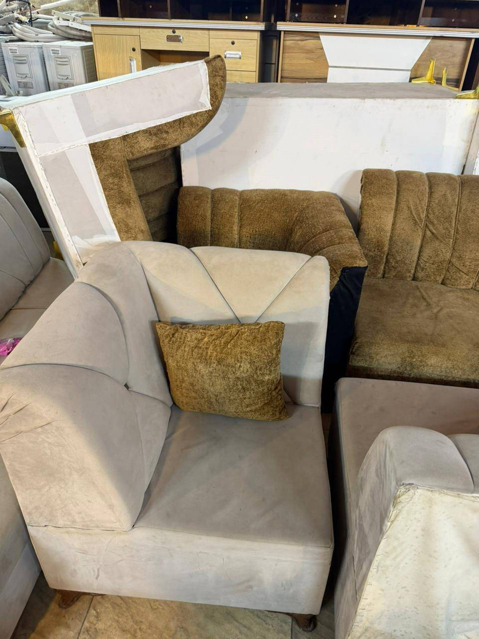 قنفات البيع وميز مكتبي وكراسي اخو الجديد وسعار مناسبه ***********
