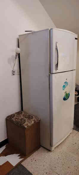 ثلاجه وميز بلازما نضيفات السعر ١٥٠ اثنينهن مكاني ورديه خارج مقابل مستشفى الكفيل *********** خاص متوفر
