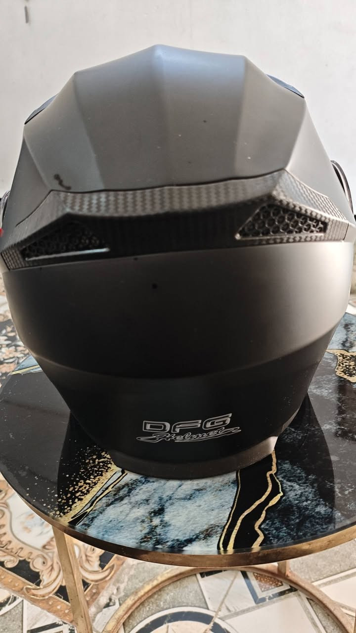 السلام عليكم
خوذه من ماركة {DFG}
مقاومه للصدمات بمعيار عالي
فچ قلاب
بيهة فتحات تهويه وبطانه صيفيه شتويه قابله للازاله والتبديل 
الخوذه جديده مصارلهة اسبوع عندي
حجم الخوذه L 
وسعر الخوذه 20 
مكاني بغداد حي الجهاد 
***********
اشتريته ب50 وما احتاجهة 😅
