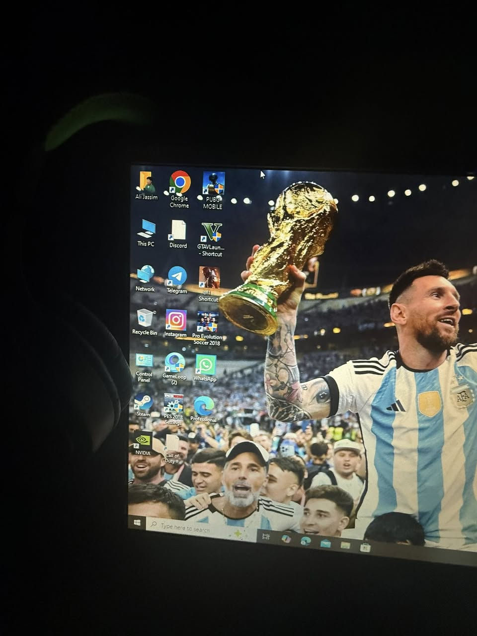 250الف كامل واذا بدون الهارد الخارجي ولثنين جوستك 200 الف
Core i3 

GTX 1050  جديد

RAM 8GB D4

With 20” monitor + mouse + keyboard + headset

Justk 2 جديد

USB 3 -port hub

SSD 128

HDD 500

الألعاب gta5 +BF1+pubg+pes2018

بغداد الشعب

***********
