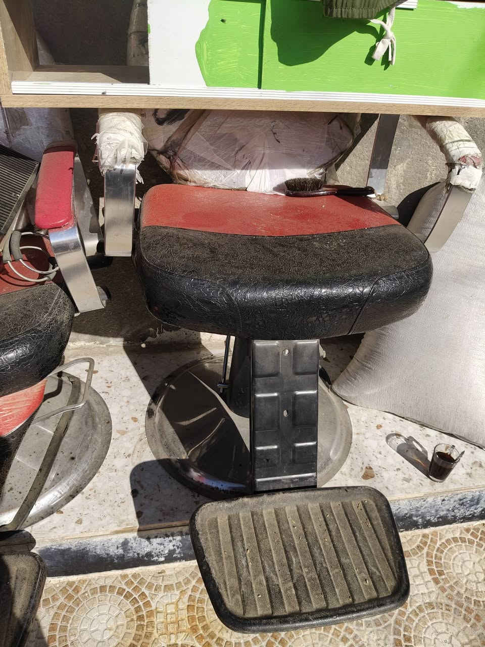 سلام وعليكم غراض محل حلاقه لبيع مرايات ميوزه كراسي مكان هوره *********** تصال
