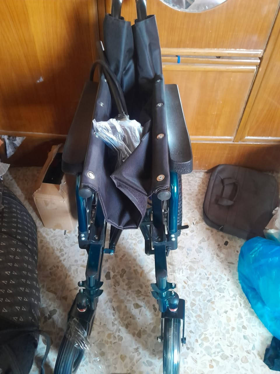 عربانه كهربائيه معوقين جديده بالكارتون مامستعملة تطبك وتنحط بالسياره السعر ماخذها ٦٥٠ ابيعها ٥٥٠ النجف ***********
