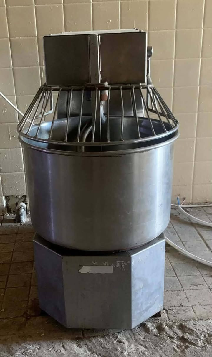 السلام عليكم 

غراض مطعم للبيع نظيفات جدا 

فرن طبقي خانه وحده نظيف جدا 
عجانه تركيه لولبيه نظيفه جدا 
كريل بركر مع قلايه فنكر نظيف جدا 

***********
***********
