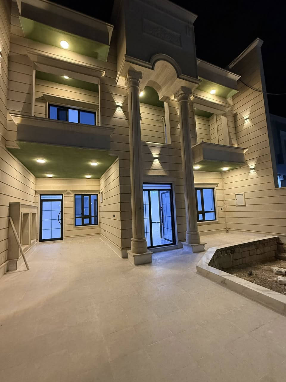 للبيع دار زيرو 300م موقع بدايه حي الجامعه صدر طير
5 غرف نوم وحده سويت+صاله+استقبال
مطبخ  +3حمامات+ حديقه
 كراج سحب مغربي+ حجر اخضر شغل كله فول
السعر 315 وبي مجال للاستفسار اكثر ***********
