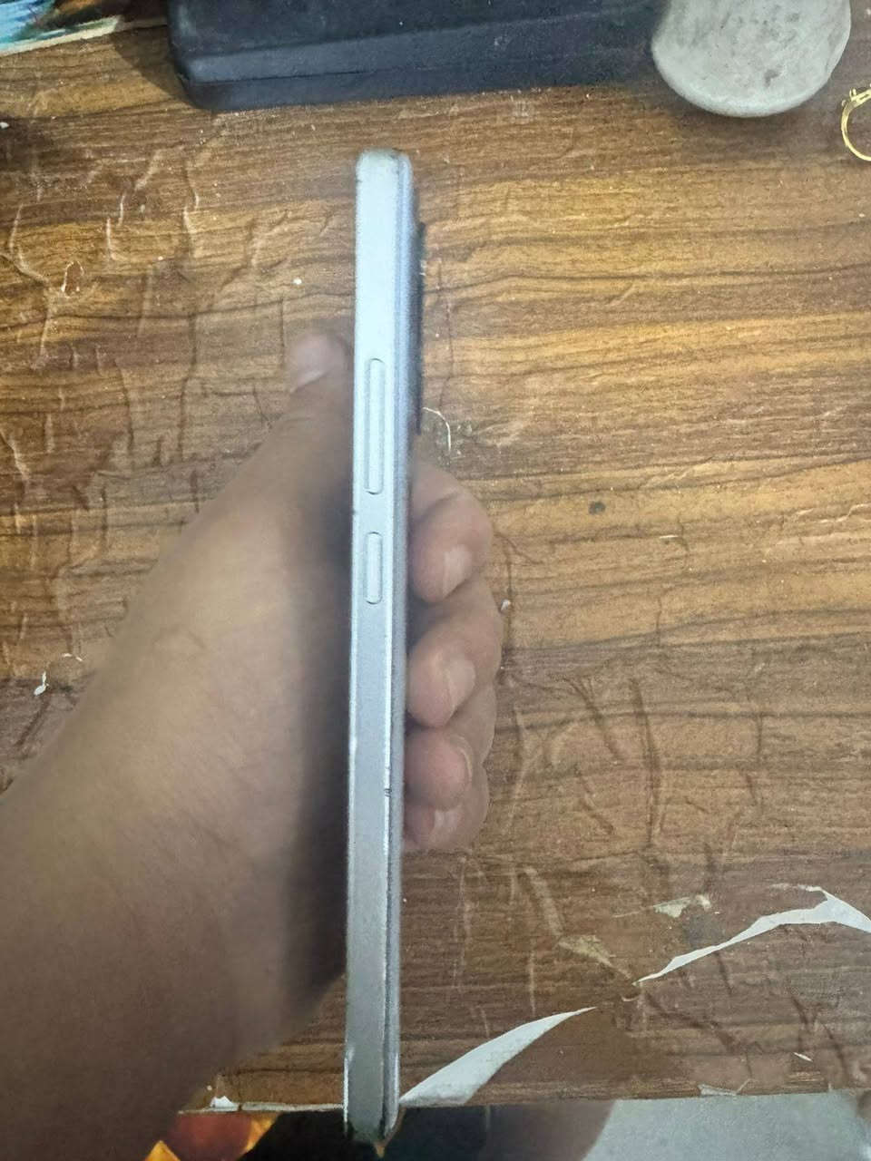 بوكو اكس سته ذاكره 512 جهاز لا تعليك ميه وعشرين فريم بل ببجي جهاز لله شاهد حلو بس بيه شي وهيه شاشه مشخطه شويه مكسوره ول شاصي مشخط شويه مثل ما امبين بل صوره بس لله شاهد لجهاز خير من لله مكاني بغداد مدينه ام لكبر رقم***********.           سعر ميه وخسمين بيه مجال بصيط
