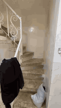 سلام عليكم بيت للبيع قطاع 46 قرب دائرة الكهرباء  مساحه 63متر قاطين ستقبال و مطبخ و غرفه و حمام طابق جوه و طابق فوك غرفتين و حمام و سطح لل ستفسار رقم : ***********
