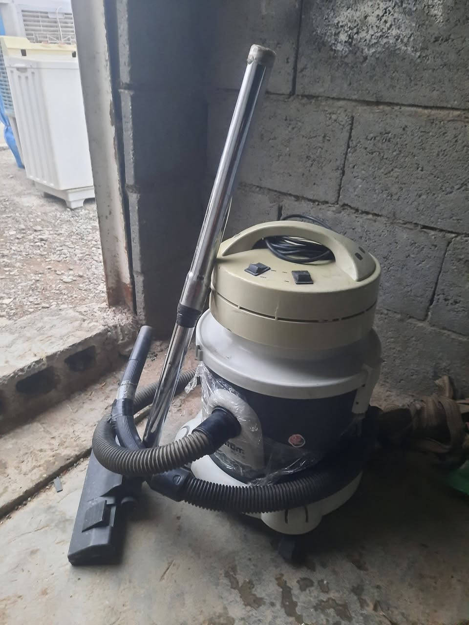 ئەم شتانە بۆفرۆشتن
غەسالەیی هیتاشی13کیلۆ لۆک لۆک بەس قەباغی شۆردنەکەی نەماوە ئەوەش کێشە دروست ناکا بۆ ئیش کردن سعری 80هەزار
گزی بالەی ئەوروپی دووسورعە بەشەرت سعری تەنیا 25هەزار
دەرەج کارەبایی 7پایە زۆرتازە سعری 25هەزار
پاسکیل ئەوروپی حەجم 24 سعری 45هەزار
کێبل فافۆن نزیک 15مەتر سعر 15هەزار
مێزەکە 15هەزار
سیمەکەش 10هەزار
شوێن سمود ،،،

ژ.م ***********
