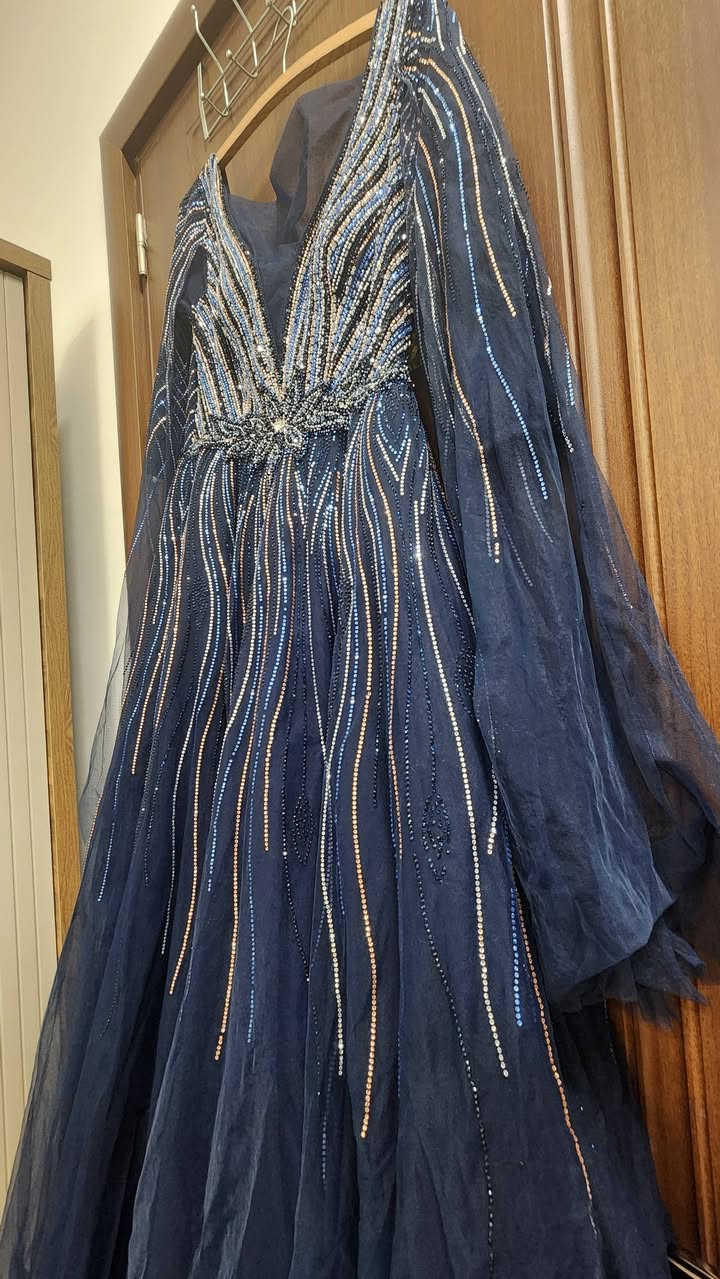 الفستان للبيع قياسي ٤٦ و يلبس ٤٤ لان بيه قيطان اشتريته ب ١٥٠ ابيعه ب ٧٥ وبيه مجال شوي السعر اللمعة مال فصوص احلى و اقوى  بالحقيقة وباللبس الفستان احلى هم


**إذا كنت صاحب هذا الإعلان وتريد حذفه لأي سبب، رجاءا أرسل رسالة إلى الدعم الفني**