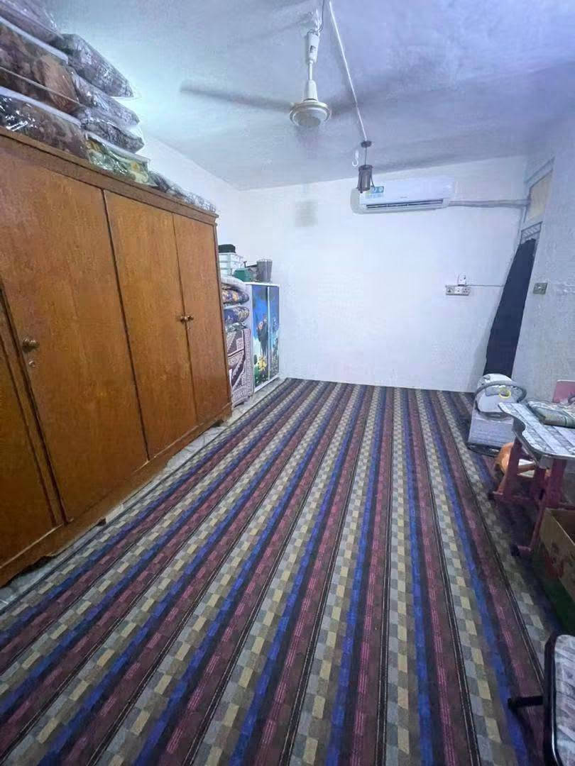 السلام عليكم
يوجد بيت للبيع في منطقة الثيلة مساحتهُ ٢٠٠ متر طابو صرف مقابل بيت الشهيب ثاني بيت عن الشارع العام، الشارع مبلط.
المحتويات:
٢ غرف نوم + هول + صالة + صحيات خارجية وداخلية + ممر كبير للسيارة + محل اسواق.

الطابق الثاني: غرفة كبيرة + صحيات.

السعر: ١٧٠ مليون
للتواصل: ***********
