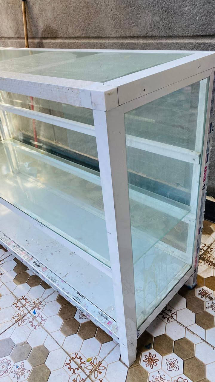 ميز مال محل بعده كلش جديد طوله متر ونص جام والمنيوم للبيع *********** مكاني ناصريه مركز
