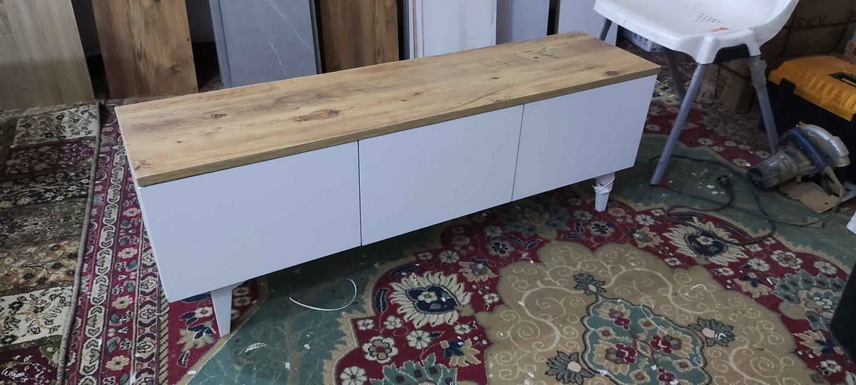 مێزی تیڤی بە ڕەنگی ساجی و سپی بە هەردوو شێوازی هەڵواسین یان قاچی هەبێت دوو مەتری نرخی 75 هەزارە
مەترو نیوی نرخی 60 هەزارە گڵۆپی لیدی پێوەیە و گەیاندن و هەڵواسین تەنها 5 هەزارە بۆ ناو شاری سلێمانی لە بەکرەجۆم
*********** السليمانية, العراق
