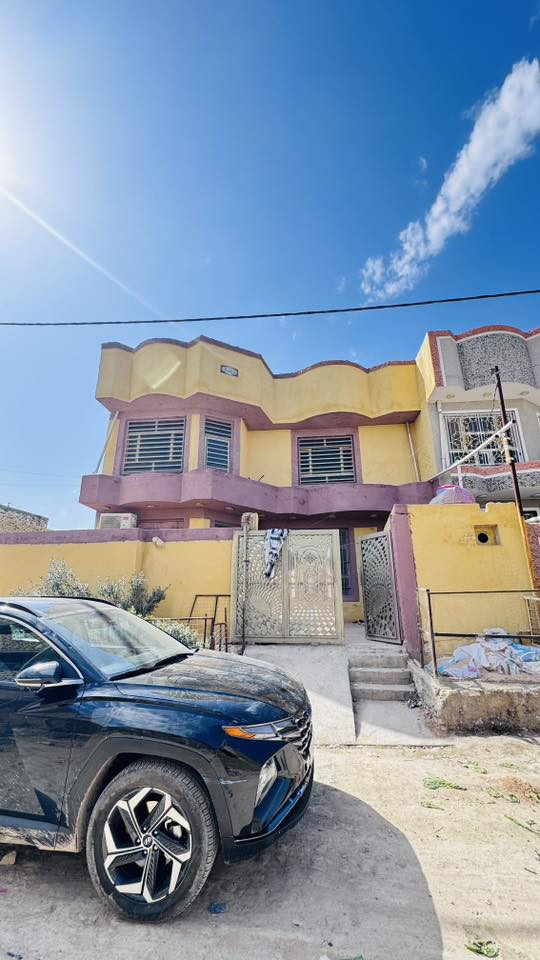 السلام عليكم  بيت طابو صرف مساحه200m طابقين فول خدمات وشارع بيه مجاري وتبليط ديشتغلون بيه 
مكانه ورديه سيف سعد نهايه شارع المركز اوطريق  ثاني قريب شارع ٣٠
السعر ٢٢٥ ومجال بسيط تواصل خاص او ع الرقم
***********
***********
