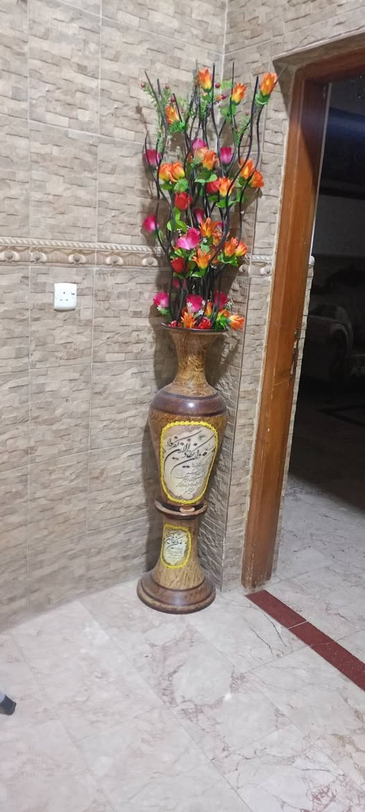 السلام عليكم ورحمة الله وبركاتة 
عندي
مزهريه سعره 40 وبيه مجال بسيط 
والساعه سعره 50قفل 
ورقمي ***********
