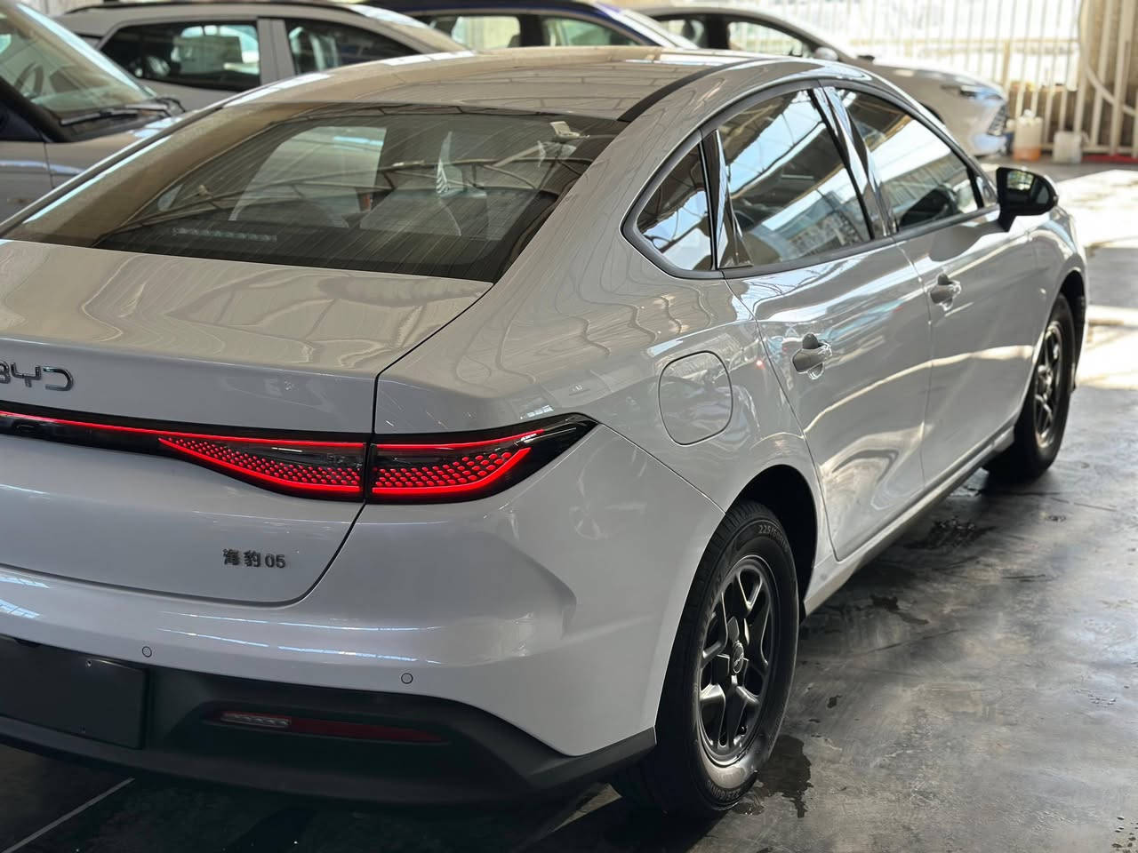 تدور سيارة شكلها فخم، صرفها قليل، ومليانة تكنولوجيا؟💯🦾
الحل وصل — BYD Seal 5 الهجينة الجديدة!
✨ ليش تختارها؟
🔋 هايبرد ذكي
تمشي على البنزين والكهرباء = صرفية قليلة جداً وتعبّي أقل
⛽ توفير خرافي بالوقود
مناسبة للدوام والمشاوير اليومية بدون ما تخاف من المصروف
🚀 أداء قوي وناعم
تسارع ممتاز وسواقة مريحة داخل المدينة وعلى الخط
🧠 تكنولوجيا حديثة
شاشة كبيرة وسطية
نظام ذكي متكامل
كاميرات وحساسات
تشغيل بدون مفتاح
🛋 داخلية فخمة وواسعة
راحة للسايق والركاب + تصميم عصري يفتح النفس
🛡 أمان عالي أنظمة ثبات + فرامل متطورة + حماية متكاملة
💎 شكل رياضي جذاب
سيارة تخليك مميز بالشارع
📍 مناسبة للعائلة، للموظف، وللي يريد سيارة عصرية مو بس شكل — أداء وتوفير فعلي
.
.
.
🌐 بغداد /معارض البياع 📍
📩 للحجز والاستفسار راسل الصفحة خاص
او اتصل :
☎️***********
☎️***********
