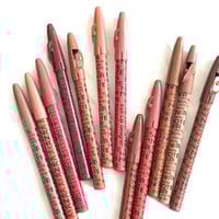 قلم تحديد شفة • بكل الألوان