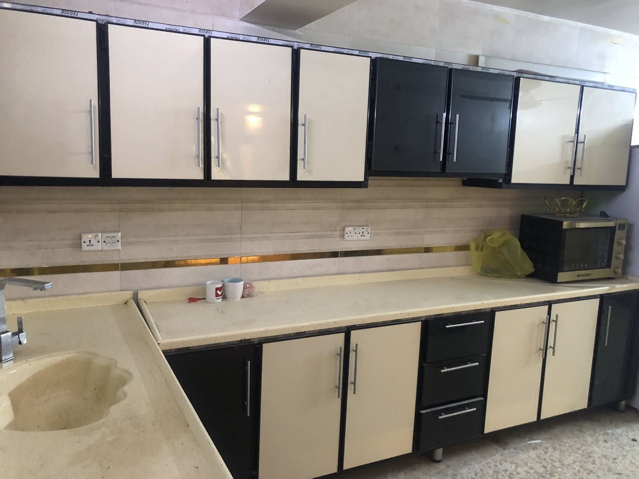 السلام عليكم 
كاونتر تفصال للبيع   
استخدام قليل
العنوان بغداد / حي الامانة   
القياسات.  
السنگ / ١٧٠ سم 
الكاونتر  / ٣١٠ سم 
المعلق /٣٧٠ سم  

٧٥٠ بي مجال 
***********
