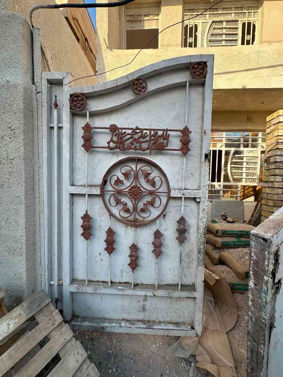 السلام عليكم عندي باب  الطلاقتين بي قليل زنجار وخياس موضح بل صوره  باب كلش ثكيل مينشال قوي يرادله صبغ وشويه ترميمات مكاني شعب قرب سوق الربعتالاف خاص ماكو عله رقم وبي واتس هم ***********
