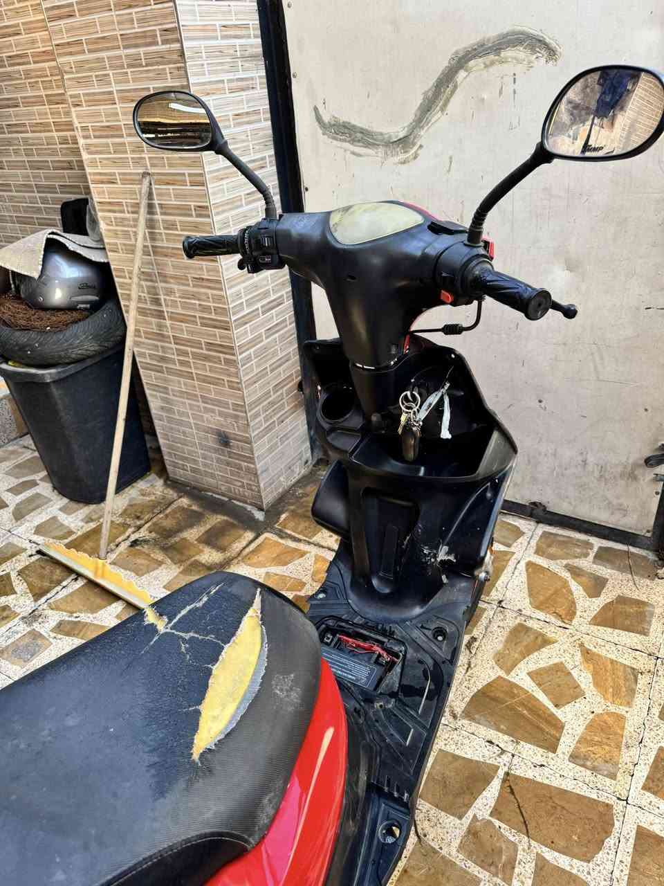 السلام عليكم للبيع ماطور MAXمضلع. صيني موديل 24مكينه 125cc
مكينه مامفتوح كبس فقط مبدل كور. اصلي 

موجود داخل المنشور  اكزوز رياضي. نار وفصلات  كلج رياضي اصلي ابريك. دسك شغال امامي وخلفي. سلف شغال هندر شغال بس مامشدود غراضه موحوده قايش اصلي مانع سرقه. قفل وفتح وانذار وتشغيل ناريه عن بعد لايت امامي غلي وناصي شغال هورن بس يحتاج تبديل مكاني اربيل قرب زيلان ستي. 

رقم موبايل وتساب ***********

السعر300وبي مجال بسيط
