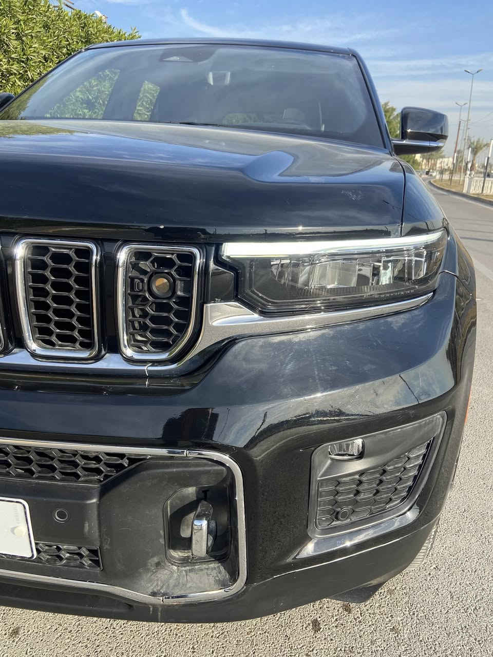 جيب كراند شيروكي اوفرلاند  5 راكب
الموديل : 2023 .

اللون : اسود 

المحرك : V6.  3.6L . 

العداد : 42088 الف كيلومتر 
 
*رقم بغداد مميز⭐️

حادث تبديل جاملغ أيسر وربع الدعامية*

المواصفات :

⭐️ دفع رباعي 4x4 . 

⭐️ نظام تعليق هوائي (جكات). 

⭐️ قيادة ذاتية عند المنعطفات.

⭐️ رادار امامي مع مانع تصادم . 

⭐️ نظام الرؤية الليلية. 

⭐️ تحذير الخروج عن المسار . 

⭐️ مستشعر نوم السائق مع نظام التوقف الآلي 

⭐️ تحذير النقطة عمياء ⚠ .

⭐️ نظام تحذير عند التقاطعات. 

⭐️  نظام تحذير عند تجاوز السرعة المحددة. 

⭐️  نظام عرض المعلومات على الزجاج الامامي (HEAD UP DISPLAY)

⭐️ نظام تقليل الضجيج داخل المقصورة. 

⭐️ إنارة محيطية مع أمكانية تغيير الالوان .

⭐️ شاحن موبايل وايرلس. 

⭐️ تعديل وضعيات مقود السائق كهربائيا. 

⭐️ مرايا تعتيم ذاتي. 

⭐️ المرايا الجانبية قابلة للطي كهربائيا. 

⭐️ نظام الصوت من ماكنتوش مع 19 سماعة. 

⭐️ ويل قياس 20 انج .

⭐️ سقف بانوراما .  

⭐️ شاشه كبيرة 10.1 انج . 

⭐️ شاشة للراكب الأمامي .

⭐️ نظام الخرائط (GPS) .

⭐️ عرض خرائط الطريق على لوحة القيادة.

⭐️ لوحة القيادة بقياس 12 أنچ. 

⭐️ 4 كاميرات خارجية مع بخاخات ماء للتنظيف. 

⭐️ كاميرا للمرأة الداخلية. 

⭐️ تصوير حراري ليلي .

⭐️ المصابيح الأمامية زنون .

⭐️  كشافات الضباب زنون . 

⭐️ دخول ذكي. 

⭐️ بصمة على 5 ابواب للدخول الذكي. 

⭐️ تشغيل عن بعد .

⭐️ الصندوق الخلفيي كهربائي .

⭐️ فتح الصندوق الخلفي مع حركة القدم.

⭐️ فرش المقصورة الداخلية من الجلد الطبيعي الفاخر .

⭐️  اضافات من الخشب الطبيعي للمقصورة الداخلية. 

⭐️  ذاكرة لحفظ وضعيات الجلوس للمقاعد الأمامية

⭐️ مساج للمقاعد الامامية .

⭐️ المقاعد الأمامية كهربائية .

⭐️ المقاعد الأمامية تبريد وتدفئة .

⭐️ المقاعد الخلفية تدفئة وتبريد .

⭐️ ستائر للشبابيك الخلفية. 

⭐️ انارة داخلية LED متعددة الالوان . 

⭐️ حساسات امامية وخلفية . 

⭐️ 5 راكب .

⭐️ مكيف خلفي مع وحدة تحكم منفصلة . 

⭐️ تدفئة مقود القيادة. 

⭐️ مانع تصادم خلفي .

⭐️ بلوتوث تلفون . نظام كار بلي

⭐️ محدد سرعة . 

⭐️ نظام التشغيل والاطفاء الاوتوماتيكي .

⭐️ نظام بريك اوتماتيكي

⭐️شاشات خلفية عدد 2

وبيها بعد مواصفات ممذكوره السيارة نظيفة جداً احلى من الصور* صور الحادث ع خاص 🌸

⭐️السعر 36,500 $ الف دولار

للاستفسار الرجاء الاتصال او مراسلة الرقم واتساب 

***********
