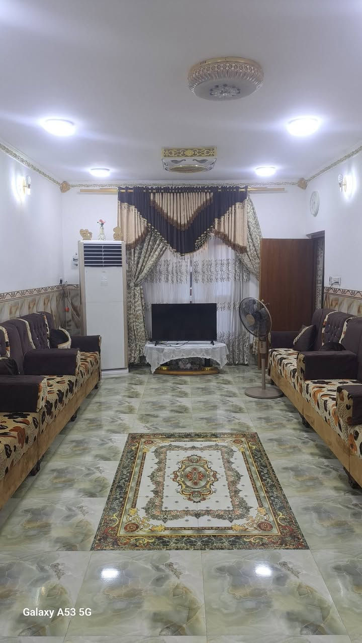 السلام عليكم اعادة نشر دار للبيع في حي الزهراء مقابل ثانوية الانتصارات مساحة ٢٠٠ متر طابقين بناء طابوق يحتوي على ٣غرف استقبال هول مطبخ ترك خلف البيت وبجانب البيت صحيات داخلية وخارجية البيت نظيف جدا السعر الاتصال ع الرقم *********** مايكون الا خاطركم طيب
