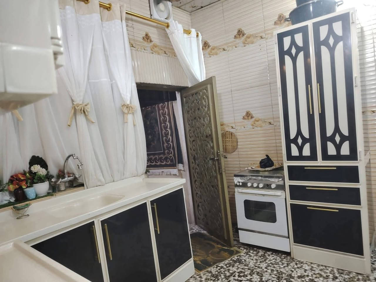 السلام عليكم
يعلن مكتب الخبير للعقارات 

وجود دار في حي المصطفى شارع سماح عل تبليط

مساحه ١٠٠ متر

الطابق الأول //استقبال ومطبخ وغرفه نوم وصاله ومجموعة صحيات داخليه وخارجه

الطابق الثاني //غرفه نوم

السعر// 63مليون  وقابل للتفاوض

للاستفسار مراجعة المكتب مقابل مركز الشباب الدوب

اتصال //***********
